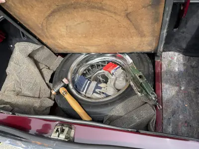 Triumph TR6 1971 — Roadster anglais mythique, 84 900 km, intérieur cuir noir — détail