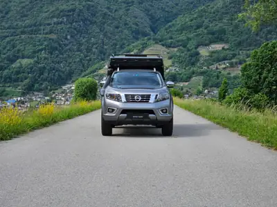 Nissan Navara 2.3 dCi Double Cab Tekna — Pickup robuste, entretien frais, 8 pneus inclus — Seitenansicht