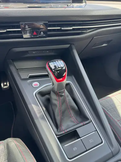 VW Golf 8 GTI 2.0 TSI — Sportive mythique, boîte manuelle, 245 ch — Miniature 9