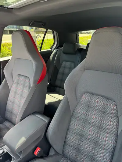 VW Golf 8 GTI 2.0 TSI — Sportive mythique, boîte manuelle, 245 ch — Miniature 10