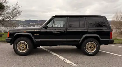 Jeep Cherokee 4.0 Limited ABS — Un SUV emblématique des années 90, robuste et polyvalent — Heckansicht