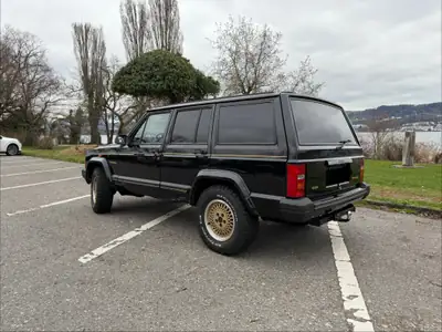 Jeep Cherokee 4.0 Limited ABS — Un SUV emblématique des années 90, robuste et polyvalent — Seitenansicht