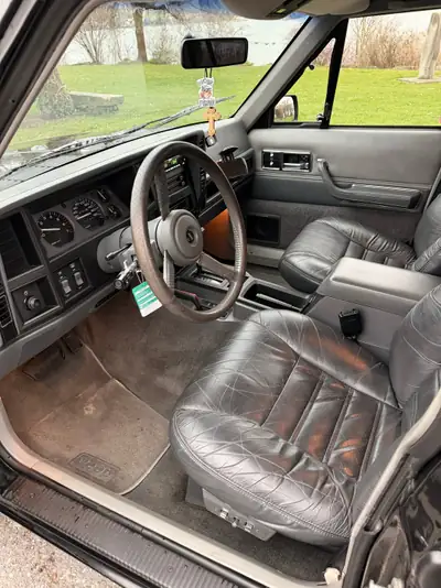 Jeep Cherokee 4.0 Limited ABS — Un SUV emblématique des années 90, robuste et polyvalent — Armaturenbrett
