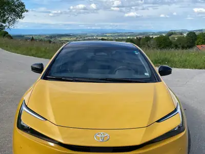 Toyota Prius 2.0 Plug-In-Hybrid Style 2023 — Technologie hybride rechargeable, faible kilométrage — side view