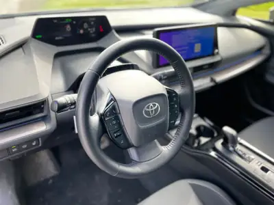Toyota Prius 2.0 Plug-In-Hybrid Style 2023 — Technologie hybride rechargeable, faible kilométrage — interior