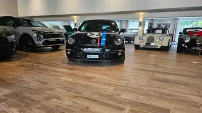 VW Beetle Cabrio 2.0 TSI Sport — Décapotable iconique, 211 ch dynamiques et design rétro-moderne — rear view
