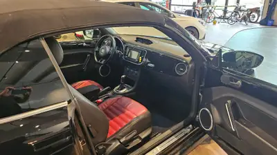 VW Beetle Cabrio 2.0 TSI Sport — Décapotable iconique, 211 ch dynamiques et design rétro-moderne — Thumbnail 21
