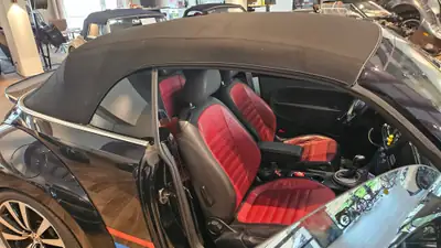 VW Beetle Cabrio 2.0 TSI Sport — Décapotable iconique, 211 ch dynamiques et design rétro-moderne — Thumbnail 22