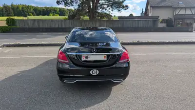 Mercedes-Benz C 180 Avantgarde — Berline compacte premium, transmission 9G-TRONIC, première main — interni