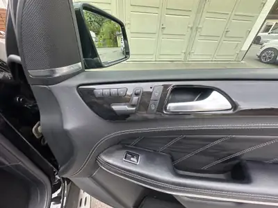 Mercedes-Benz GL 63 AMG — SUV 7 places haute performance, 557 ch, sans accident — Miniature 17