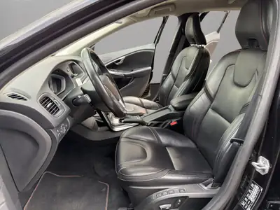 Volvo V40 Cross Country T4 AWD — SUV compact suédois, 4x4 intégral et cuir premium — Miniature 9