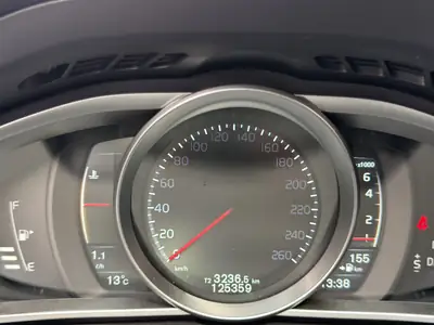 Volvo V40 Cross Country T4 AWD — SUV compact suédois, 4x4 intégral et cuir premium — Miniature 11