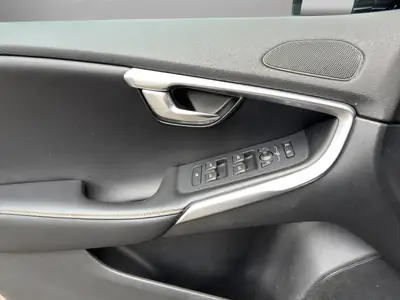 Volvo V40 Cross Country T4 AWD — SUV compact suédois, 4x4 intégral et cuir premium — Miniature 12