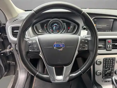 Volvo V40 Cross Country T4 AWD — SUV compact suédois, 4x4 intégral et cuir premium — Miniature 10