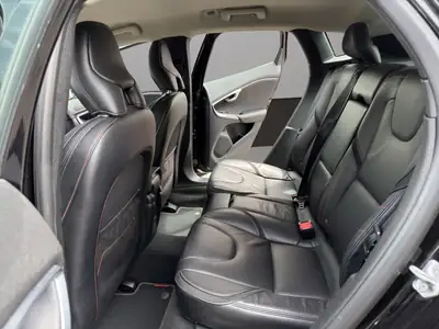 Volvo V40 Cross Country T4 AWD — SUV compact suédois, 4x4 intégral et cuir premium — Miniature 13