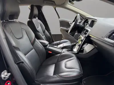Volvo V40 Cross Country T4 AWD — SUV compact suédois, 4x4 intégral et cuir premium — Miniature 17