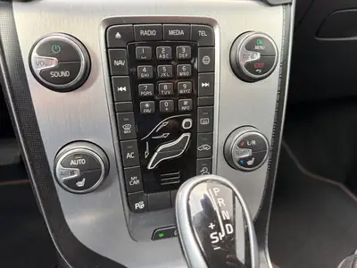 Volvo V40 Cross Country T4 AWD — SUV compact suédois, 4x4 intégral et cuir premium — Miniature 16