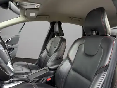 Volvo V40 Cross Country T4 AWD — SUV compact suédois, 4x4 intégral et cuir premium — Miniature 21