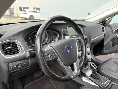 Volvo V40 Cross Country T4 AWD — SUV compact suédois, 4x4 intégral et cuir premium — Miniature 23