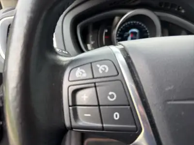 Volvo V40 Cross Country T4 AWD — SUV compact suédois, 4x4 intégral et cuir premium — Miniature 25