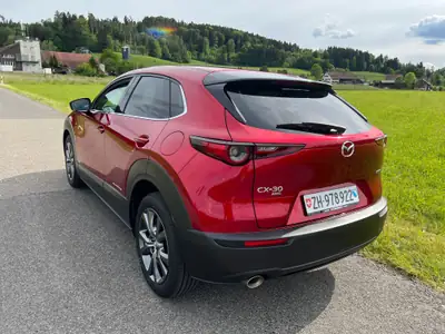 Mazda CX-30 2.0 180 Revolution AWD — Compact SUV hybride, garantie et contrôle technique frais — côté