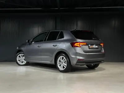 Skoda Fabia 1.5 TSI Selection DSG — Citadine dynamique, quasi neuve avec garantie 5 ans — side view