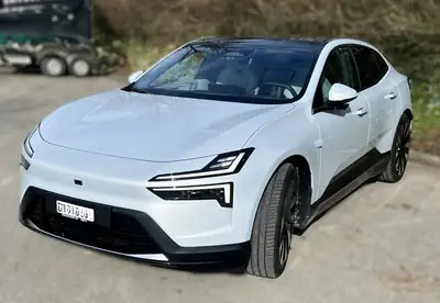 Polestar 4 Long Range Dual Motor — Berline électrique premium, 1900 km seulement — vue extérieure