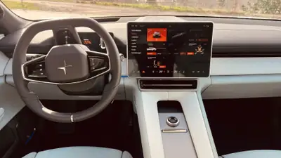Polestar 4 Long Range Dual Motor — Berline électrique premium, 1900 km seulement — côté