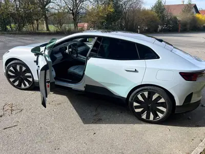 Polestar 4 Long Range Dual Motor — Berline électrique premium, 1900 km seulement — intérieur