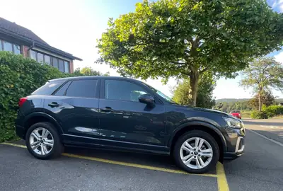 Audi Q2 35 TFSI Advanced — SUV compact premium, seulement 25'000 km — côté