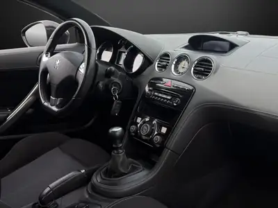 Peugeot RCZ 1.6 Turbo 156 PS — Coupé sportif affûté, frais révisé — Thumbnail 10