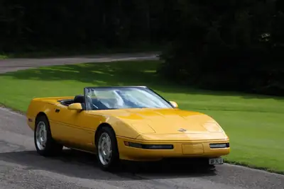 Chevrolet Corvette C4 LT1 Convertible — Muscle car américain légendaire, 306 ch — fianco