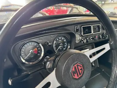 MG MGB GT 1973 — Icône sportive des années 70, Blaze Orange originale — Miniature 8