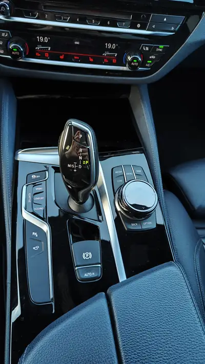 BMW 540i xDrive Sport Line — Berline sportive M-Paket, entretien complet — Thumbnail 14