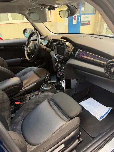 MINI One 1.5i — Citadine urbaine 2018, kilométrage vert et toiture panoramique — fianco