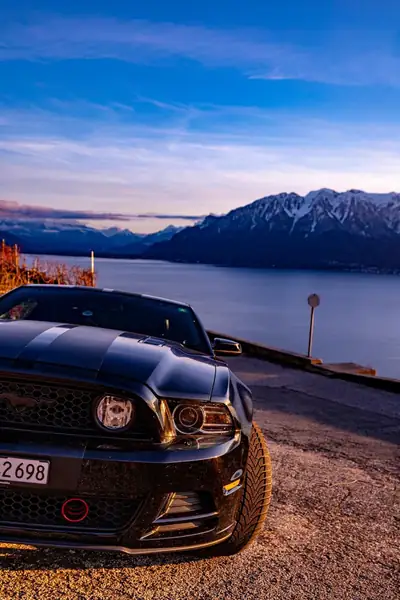 Ford Mustang GT 2012 — Muscle car légendaire, 420 ch et design iconique — vista posteriore