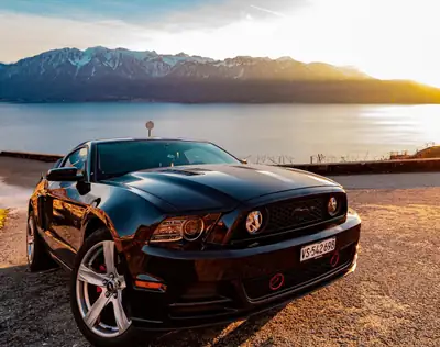 Ford Mustang GT 2012 — Muscle car légendaire, 420 ch et design iconique — vista esterna