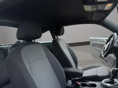 VW Beetle 1.2 TSI DSG — L'icône compact, efficace et sans sinistre — Miniature 17