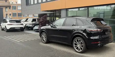Porsche Cayenne 3.0 V6 — SUV sportif avec vitrages teinté et toit panoramique — exterior view