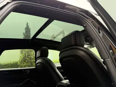 Porsche Cayenne 3.0 V6 — SUV sportif avec vitrages teinté et toit panoramique — rear view