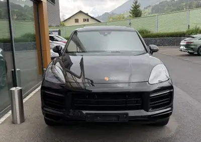 Porsche Cayenne 3.0 V6 — SUV sportif avec vitrages teinté et toit panoramique — detail