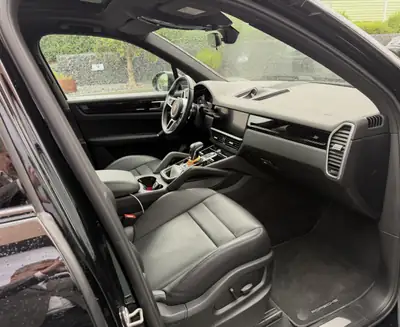 Porsche Cayenne 3.0 V6 — SUV sportif avec vitrages teinté et toit panoramique — dashboard