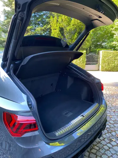 Audi Q3 2.0 40 TFSI S line — SUV compact dynamique avec pneus hiver neufs — dettaglio