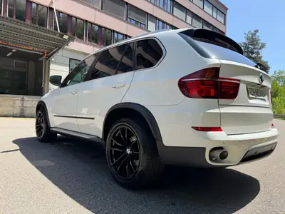 BMW X5 xDrive40d Steptronic — 55'000 km, diesel puissant, 8 pneus, garantie — rear view