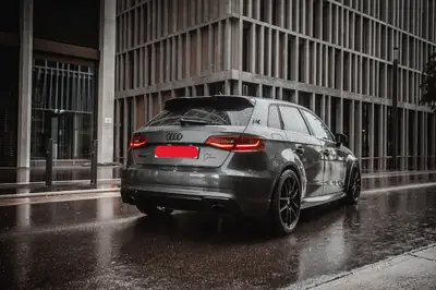 Audi RS3 2.5 TFSI Quattro — Berline sportive suralimentée, révisée et prête à rouler — Außenansicht