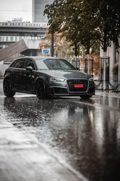 Audi RS3 2.5 TFSI Quattro — Berline sportive suralimentée, révisée et prête à rouler — Seitenansicht