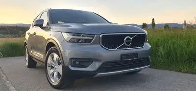 Volvo XC40 2.0 D4 Momentum AWD — SUV compact diesel, traction intégrale, faible kilométrage — vue extérieure