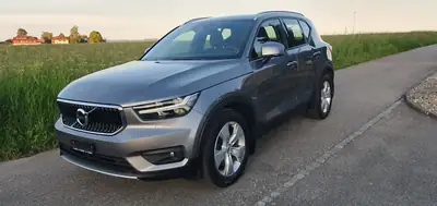 Volvo XC40 2.0 D4 Momentum AWD — SUV compact diesel, traction intégrale, faible kilométrage — côté