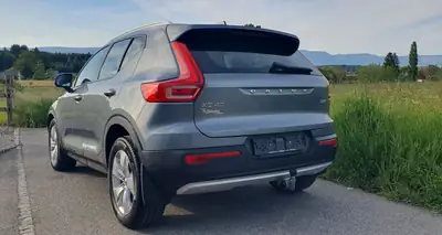 Volvo XC40 2.0 D4 Momentum AWD — SUV compact diesel, traction intégrale, faible kilométrage — arrière
