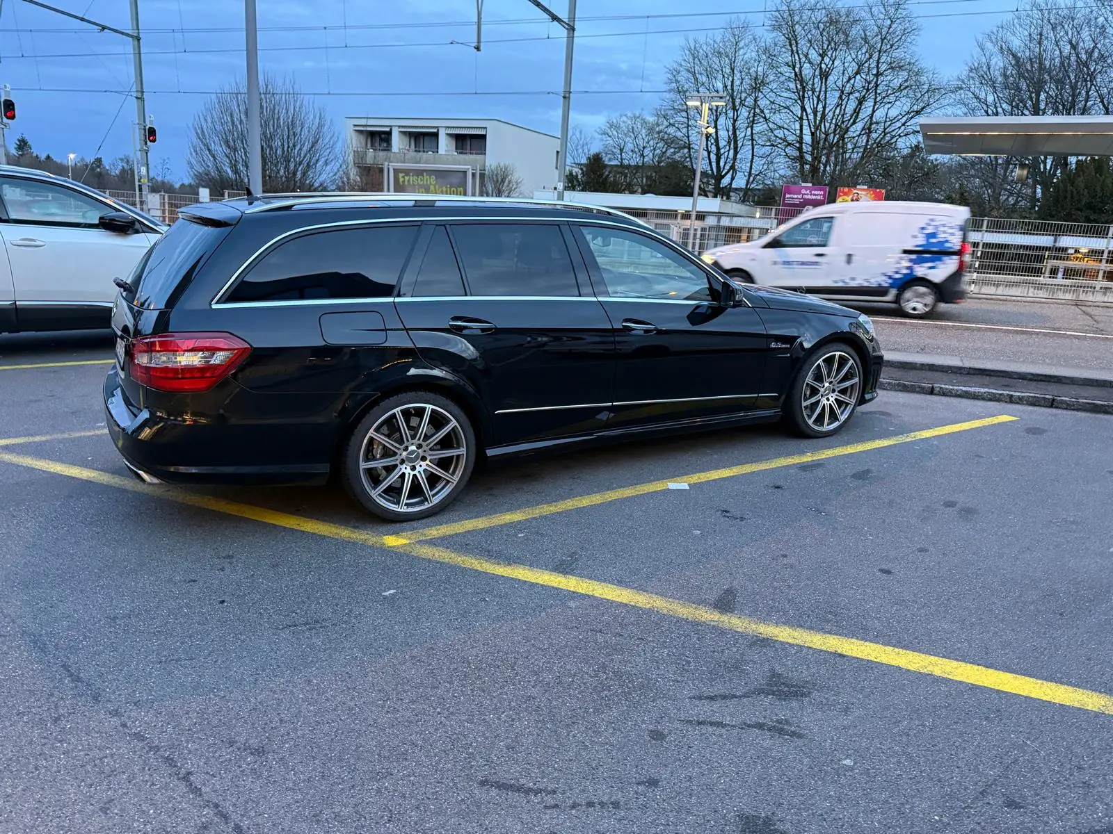 Mercedes-Benz E 63 AMG Break — 525 ch, propulsion sportive, design intemporel — vue extérieure
